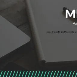 Laptop, notatnik z długopisem i smartfon na biurku z logo agencji marketingu internetowego MINZURI.PL