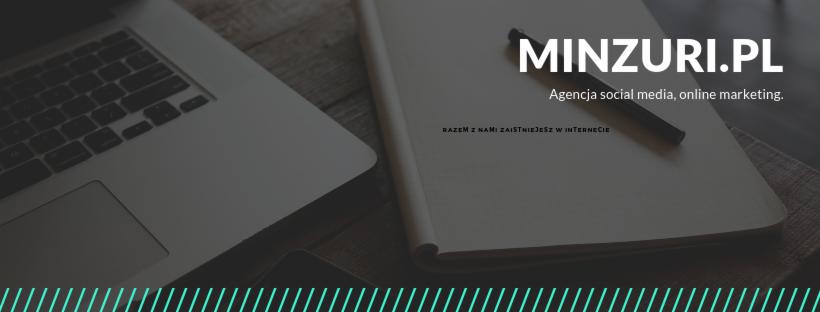 Laptop, notatnik z długopisem i smartfon na biurku z logo agencji marketingu internetowego MINZURI.PL