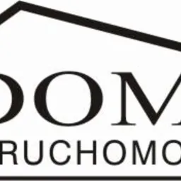 Logo firmy nieruchomości z czarnym obrysem dachu nad napisem 'DOM NIERUCHOMOŚCI' na białym tle.