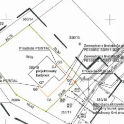 Plan sytuacyjny z naniesionymi przyłączami gazowymi PE/STAL oraz obrysem projektowanego budynku, z numerami działek i wymiarami.