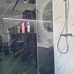 Podświetlona wnęka na kosmetyki pod prysznicem 