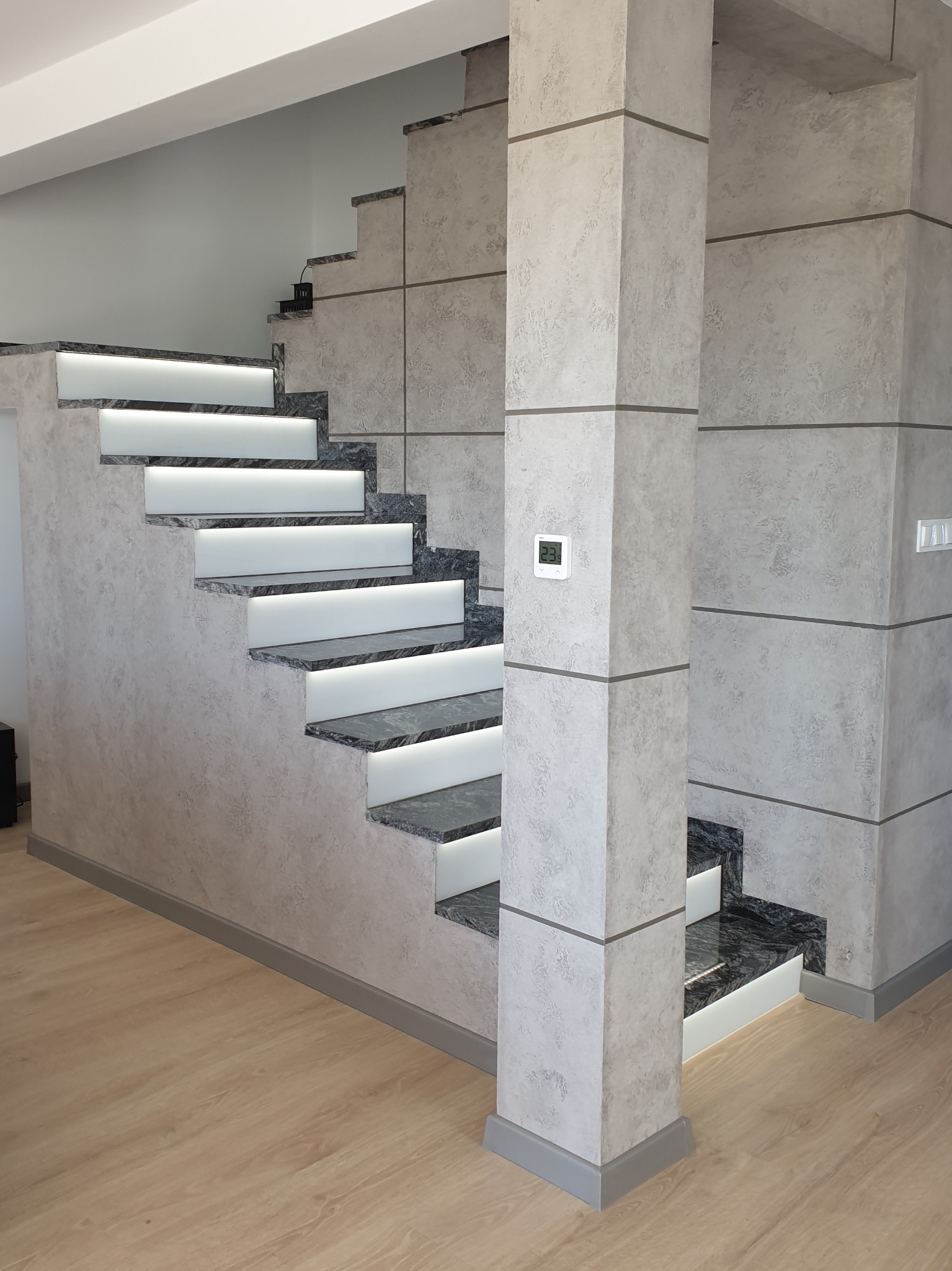 Schody z kamienia +podświetlenie z czujnikiem ruchu