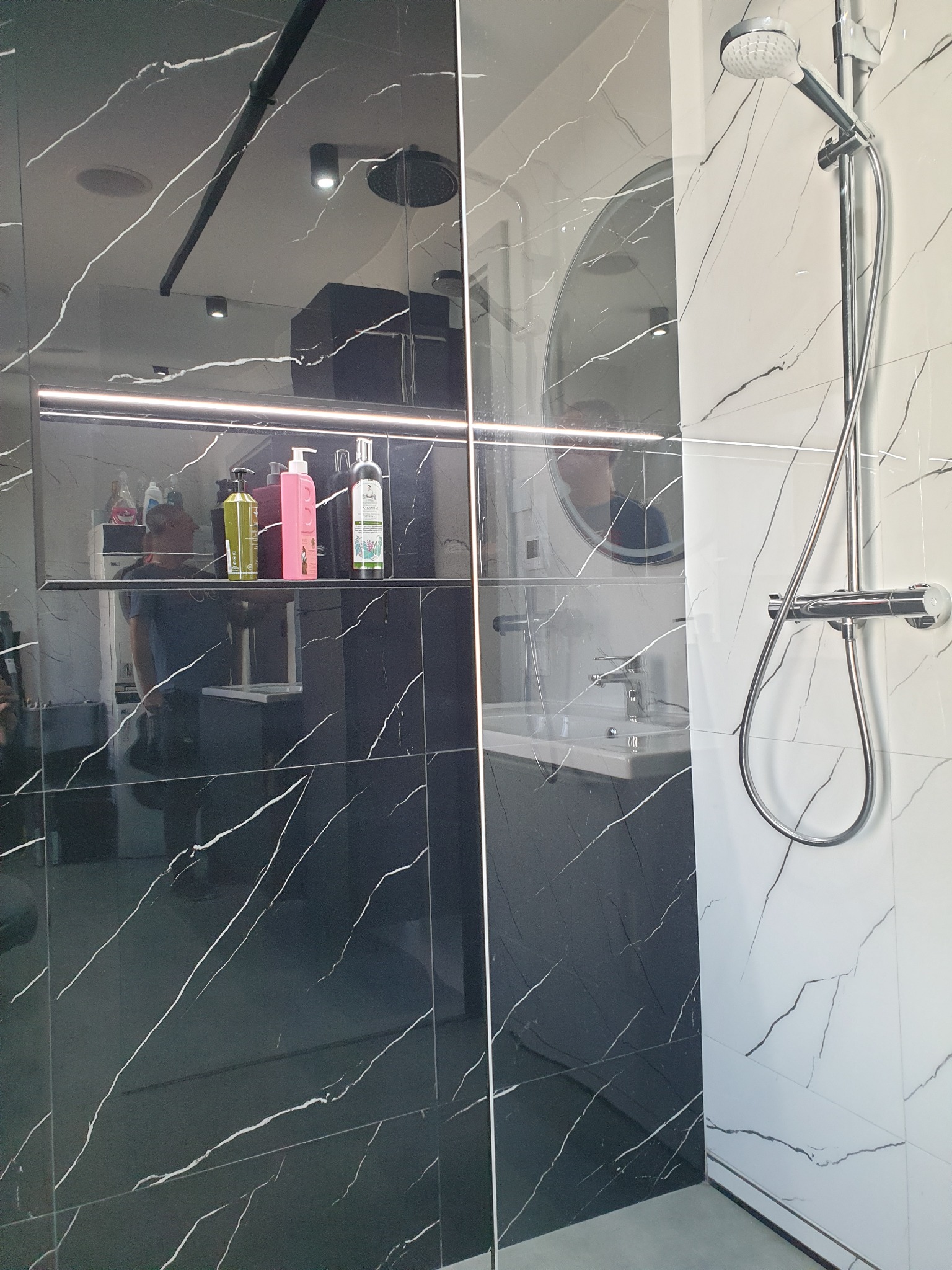 Podświetlona wnęka na kosmetyki pod prysznicem