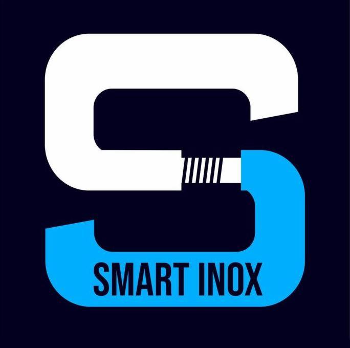 Graficzne logo firmy Smart Inox w kształcie litery S, górna część biała, dolna niebieska, z poziomymi paskami w miejscu połączenia.