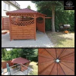 Drewniana konstrukcja z czerwonym dachem, częściowo ażurowa, stojąca na kostce brukowej, z grillem w tle i widokiem na wnętrze dachu z centralnym oświetleniem.