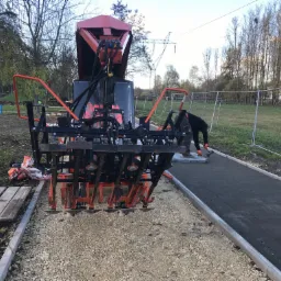 Układamy kostkę brukową maszynowo oraz ręcznie.