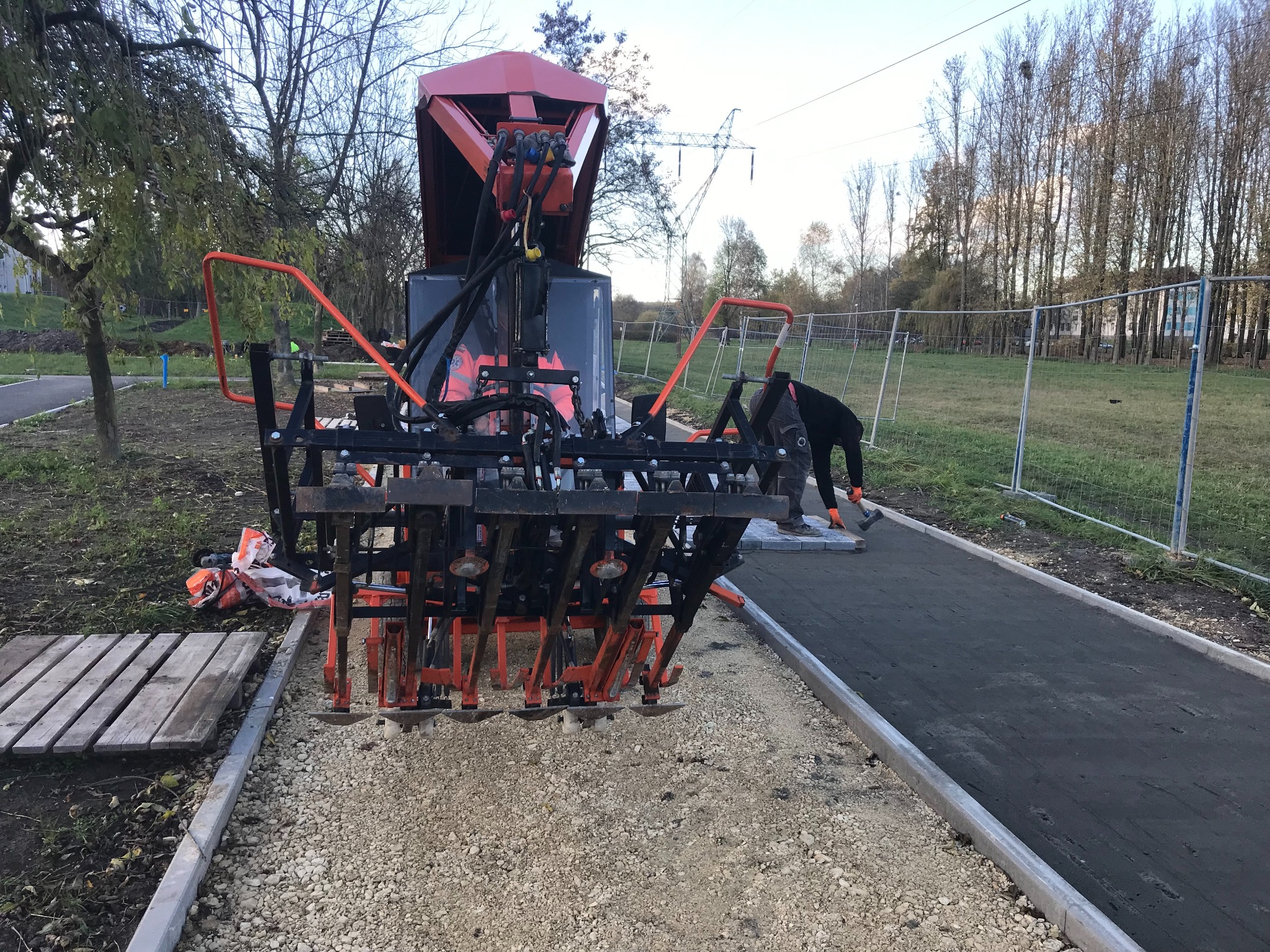 Układamy kostkę brukową maszynowo oraz ręcznie.