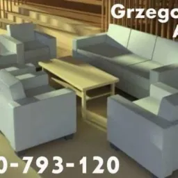 Wizualizacja 3D salonu w Lublinie z nowoczesnymi białymi meblami: sofa i fotele ustawione wokół drewnianego stolika kawowego. Na ścianie widoczny napis 'Grzegorz Furtak ARCHITEKT' oraz numer telefonu.