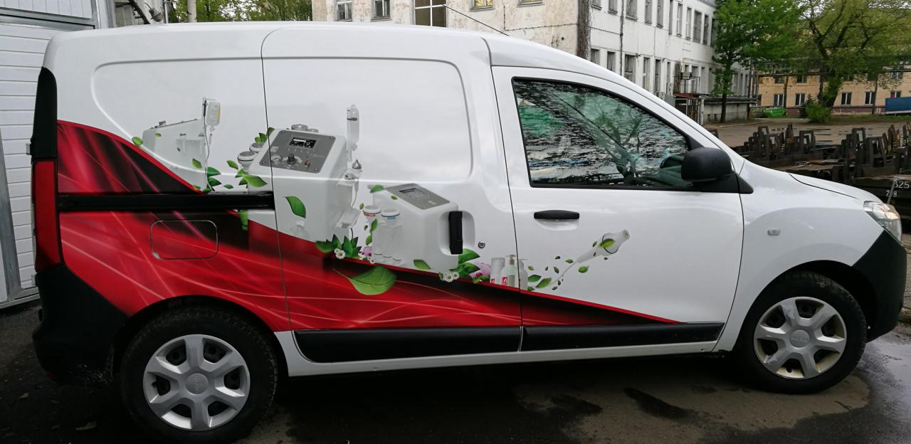 Biały samochód dostawczy z grafiką przedstawiającą urządzenia kosmetyczne i stylizowane liście na czerwonym tle.