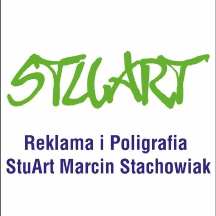 Zielone logo firmy StuArt Reklama i Poligrafia Marcin Stachowiak na białym tle.
