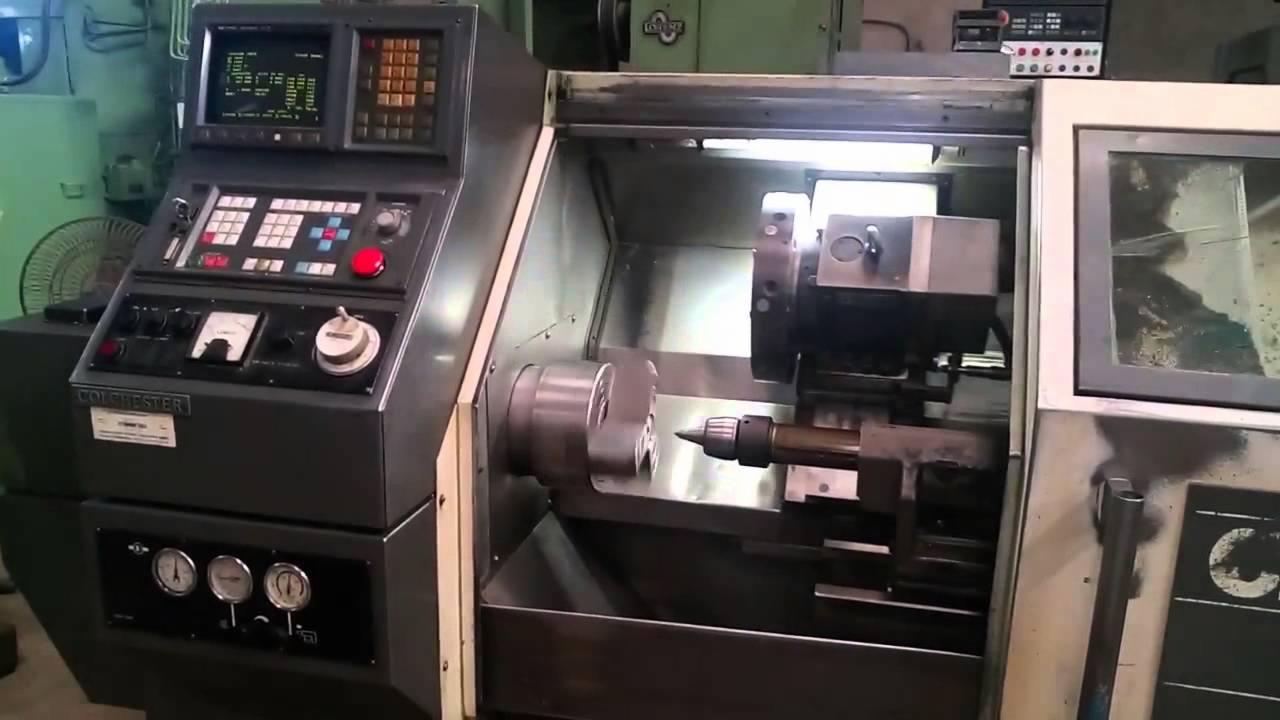 Automatyczna tokarka CNC marki Colchester z widocznym panelem sterowania, wrzecionem i narzędziem skrawającym