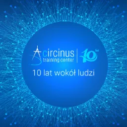 Grafika z logo Circinus Training Center, świętującego 10-lecie działalności, na tle abstrakcyjnej sieci połączeń w odcieniach niebieskiego.