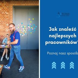 Circinus Training Center Adam Pluciński - Prelegent w ruchu podczas szkolenia z rekrutacji, uczestnicy przy stole, ściana z cegły i notatki. Grafika z pytaniem: Jak znaleźć najlepszych pracowników?