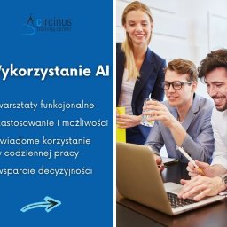 Circinus Training Center Adam Pluciński - Warsztaty z wykorzystania AI: grupa osób pracuje przy laptopie, uśmiechnięta kobieta obserwuje, na stole notatniki i długopisy. Szkolenie z AI w biznesie.