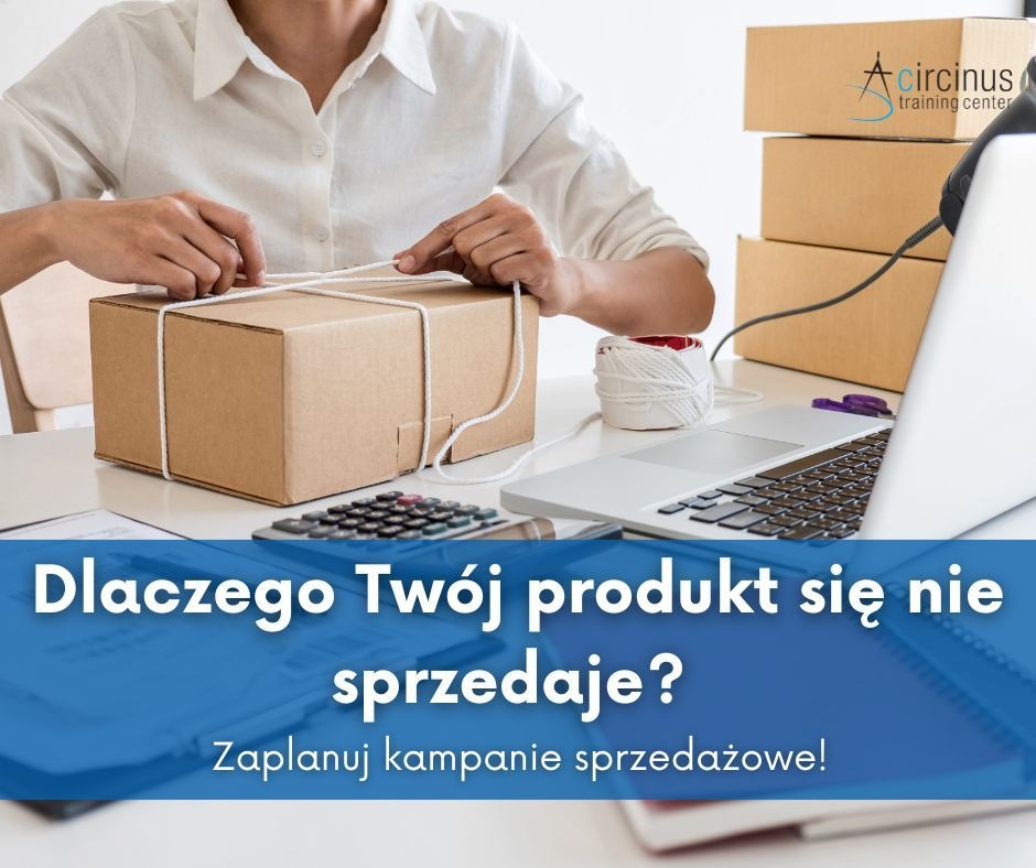 Osoba wiąże sznurkiem kartonowe pudełko na biurku z laptopem i kalkulatorem. Na pierwszym planie tekst: Dlaczego Twój produkt się nie sprzedaje? Zaplanuj kampanię sprzedażową!