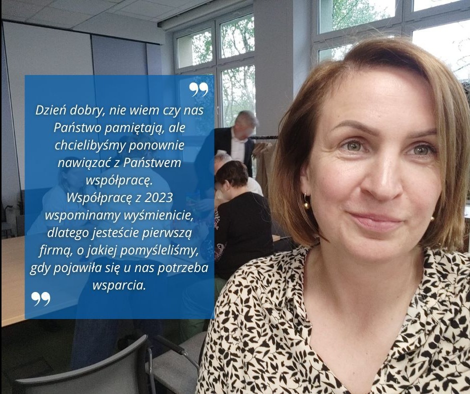 Portret kobiety z tekstem rekomendacji w tle, sugerujący pozytywne wspomnienia ze współpracy w 2023 roku. Uśmiechnięta twarz i profesjonalny wygląd.