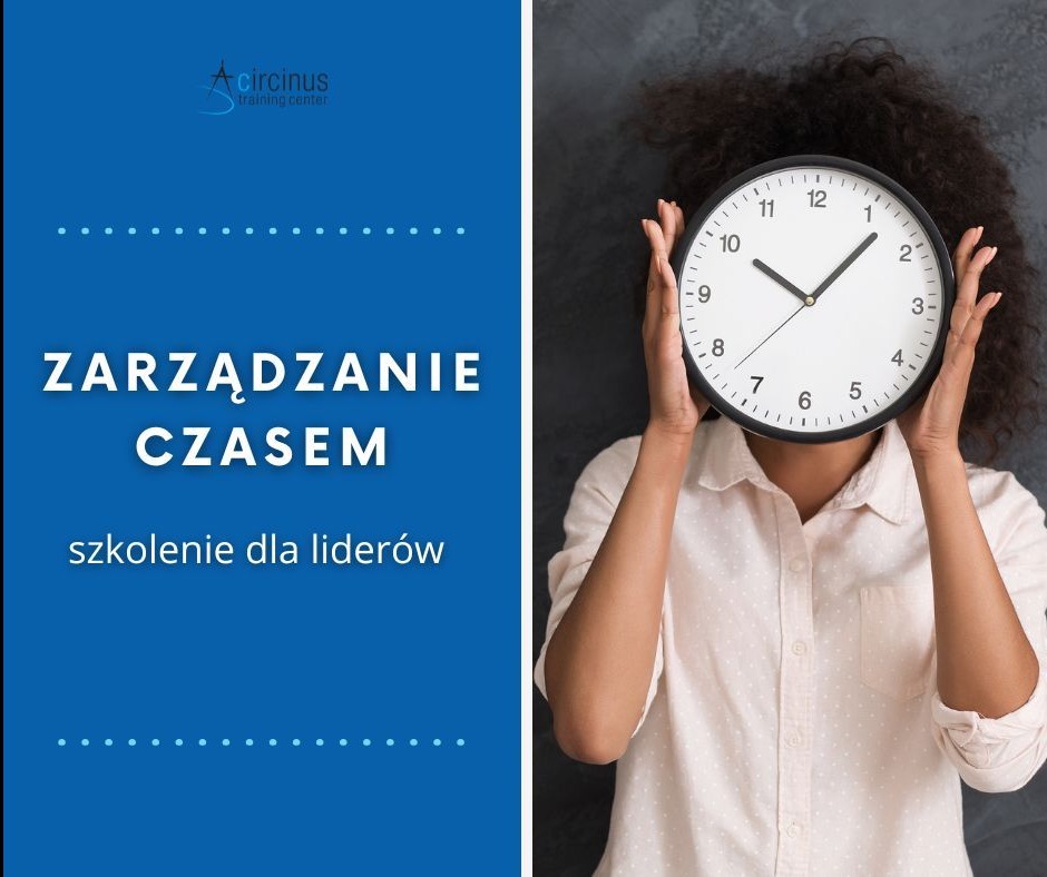 Grafika: Zarządzanie czasem - szkolenie dla liderów. Osoba trzyma zegar zamiast twarzy. Koncepcja efektywnego planowania i organizacji pracy. Ciemne tło.