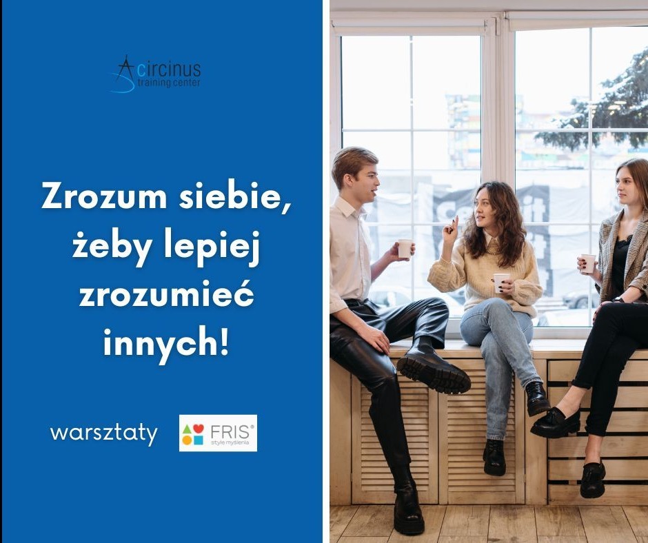 Trzy osoby siedzą na parapecie okna z kubkami, rozmawiając. Po lewej stronie niebieski panel z hasłem 'Zrozum siebie, żeby lepiej zrozumieć innych!'