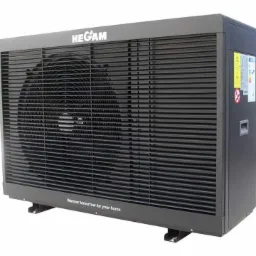 Szara pompa ciepła marki HEGAM na białym tle, widoczna kratka wentylacyjna i etykiety informacyjne na boku.