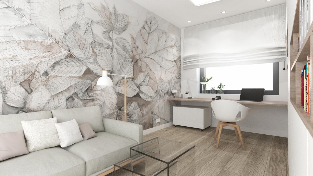 Wnętrze pokoju dziennego z miejscem do pracy: szara sofa z poduszkami, szklany stolik kawowy, biurko z laptopem przy oknie, fotel na drewnianych nogach i ściana z tapetą w motywie liści.