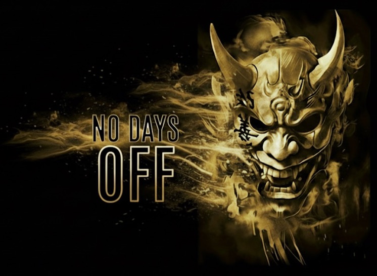 Grafika 'No Days Off' z maską Oni w złotych tonacjach na czarnym tle, symbolizująca determinację i brak odpoczynku. Wrocław.