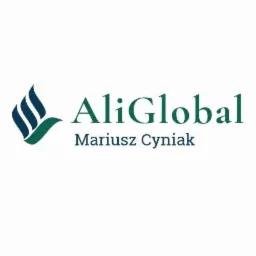 Logo firmy AliGlobal z imieniem i nazwiskiem Mariusza Cyniaka pod spodem, stylizowane na zielono-niebiesko.