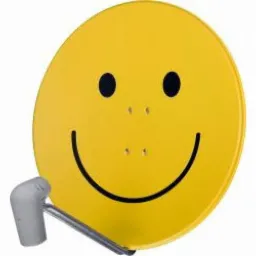 Żółta antena satelitarna z namalowaną uśmiechniętą buźką na białym tle. Nietypowy wygląd.