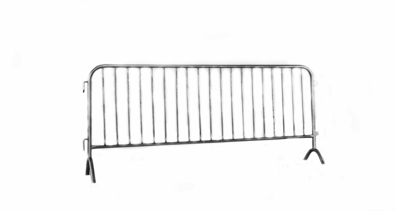 Metalowa bariera ochronna w Piechowicach, widoczna na tle białego tła, z prostymi pionowymi prętami i charakterystycznymi nogami w kształcie litery 'V'.