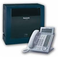 Centrala telefoniczna Panasonic z telefonem systemowym, widoczne przyciski funkcyjne i wyświetlacz LCD.