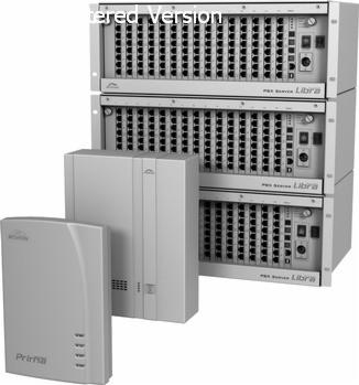 Zestaw urządzeń telekomunikacyjnych: trzy serwery PBX Libra ułożone jeden na drugim, obok mniejszy moduł Prima II. Widoczne liczne porty i diody sygnalizacyjne.