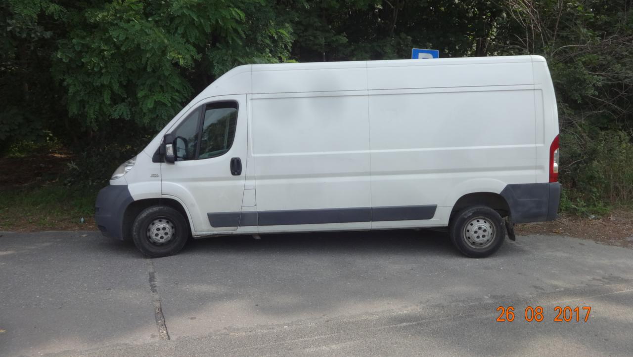 Biały samochód dostawczy Fiat Ducato zaparkowany na poboczu drogi, widok z boku, z datą 26.08.2017 widoczną w prawym dolnym rogu.