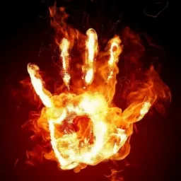 Płonąca dłoń na ciemnym tle, ukazująca ślad ręki otoczony intensywnym ogniem i dymem.
