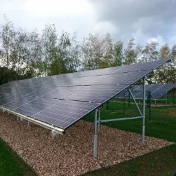 Ogrodzenie baterie słoneczne.