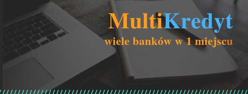Laptop, notatnik z długopisem oraz smartfon na drewnianym biurku z napisem 'MultiKredyt wiele banków w 1 miejscu'.