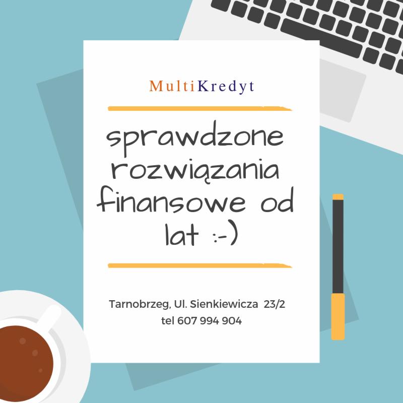 Grafika reklamowa Multi Kredyt prezentująca sprawdzone rozwiązania finansowe, z adresem i numerem telefonu, stylizowana na biurko z kawą i klawiaturą.