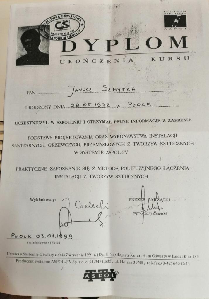 Skan dyplomu ukończenia kursu z zakresu projektowania i wykonawstwa instalacji sanitarnych, grzewczych i przemysłowych, wystawionego dla Janusza Szmytki, z pieczątką i podpisami wykładowcy...