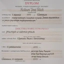 Skan dyplomu habilitacyjnego Uniwersytetu Warszawskiego, Wydziału Prawa i Administracji, wydanego Mateuszowi Józefowi Pilichowi w 2015 roku, potwierdzającego uzyskanie stopnia naukowego doktora...