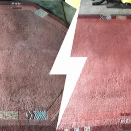 Czerwono-brązowy dywan z geometrycznym wzorem na obrzeżach, pokazujący efekt czyszczenia: po lewej stronie dywan brudny, po prawej stronie dywan po czyszczeniu, z widoczną różnicą w kolorze...