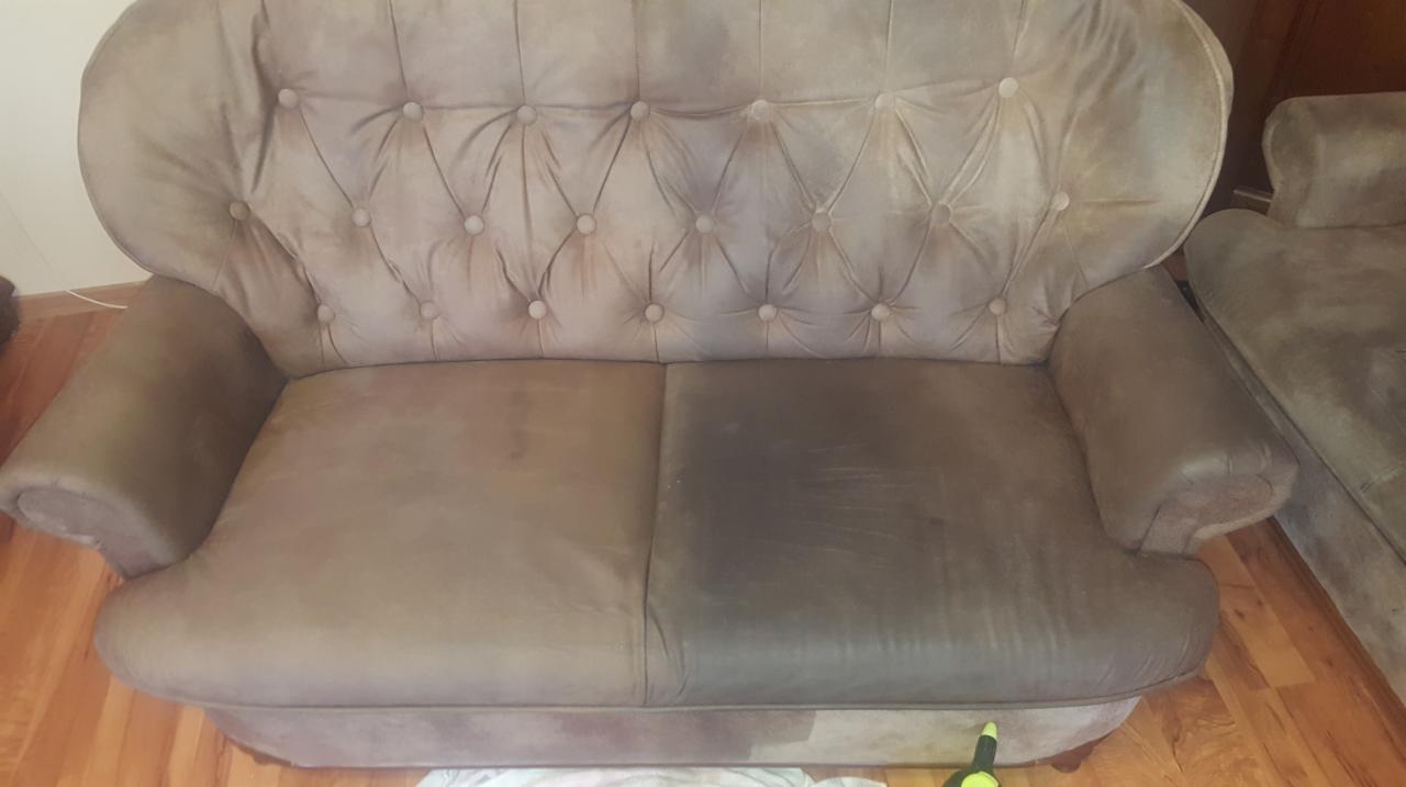 Dwuosobowa kanapa z tapicerką w odcieniach beżu, widoczna różnica w czystości między wypraną lewą stroną a brudną prawą stroną siedziska.