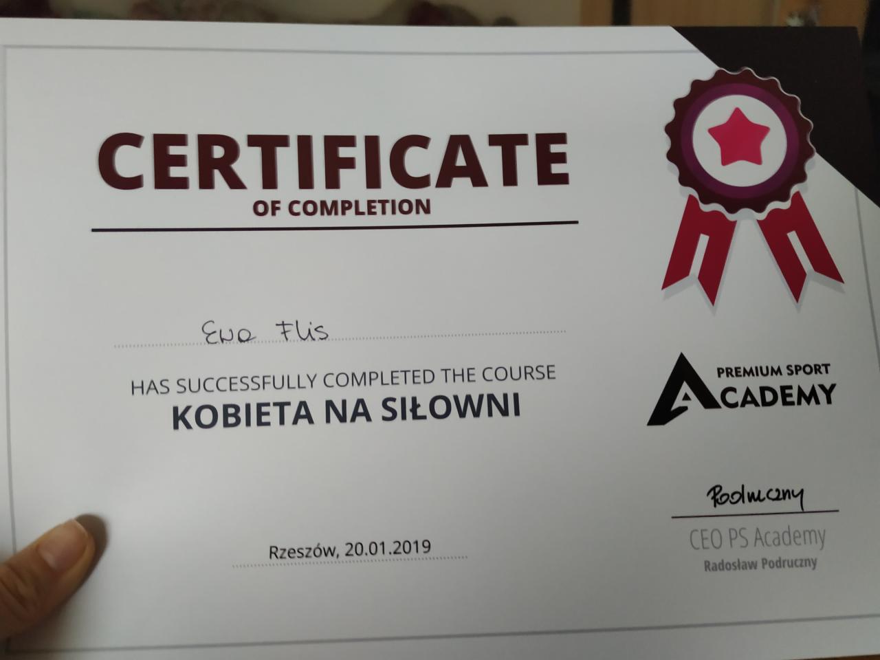 Certyfikat ukończenia kursu 'Kobieta na siłowni', wydany przez Premium Sport Academy w Rzeszowie, podpisany przez Radosława Podrucznego.