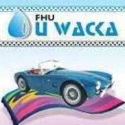 Grafika z logotypem firmy FHU U WACKA, przedstawiająca niebieski kabriolet na kolorowym dywanie, z błękitną kroplą wody w logo.