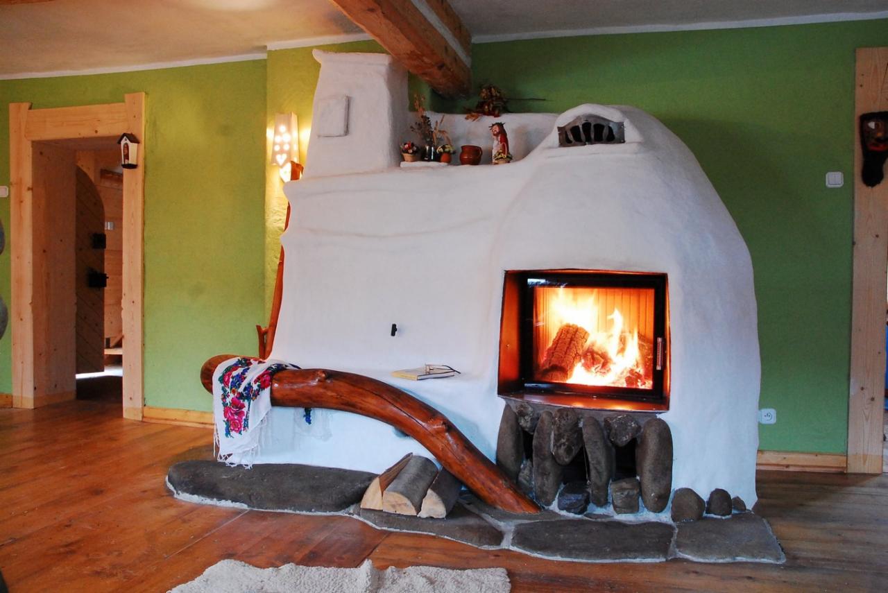 Kominek autorski, szamotowy, tynkowany. Działa jak piec akumulacyjny do 12 godz., ciepła ława i oparcie