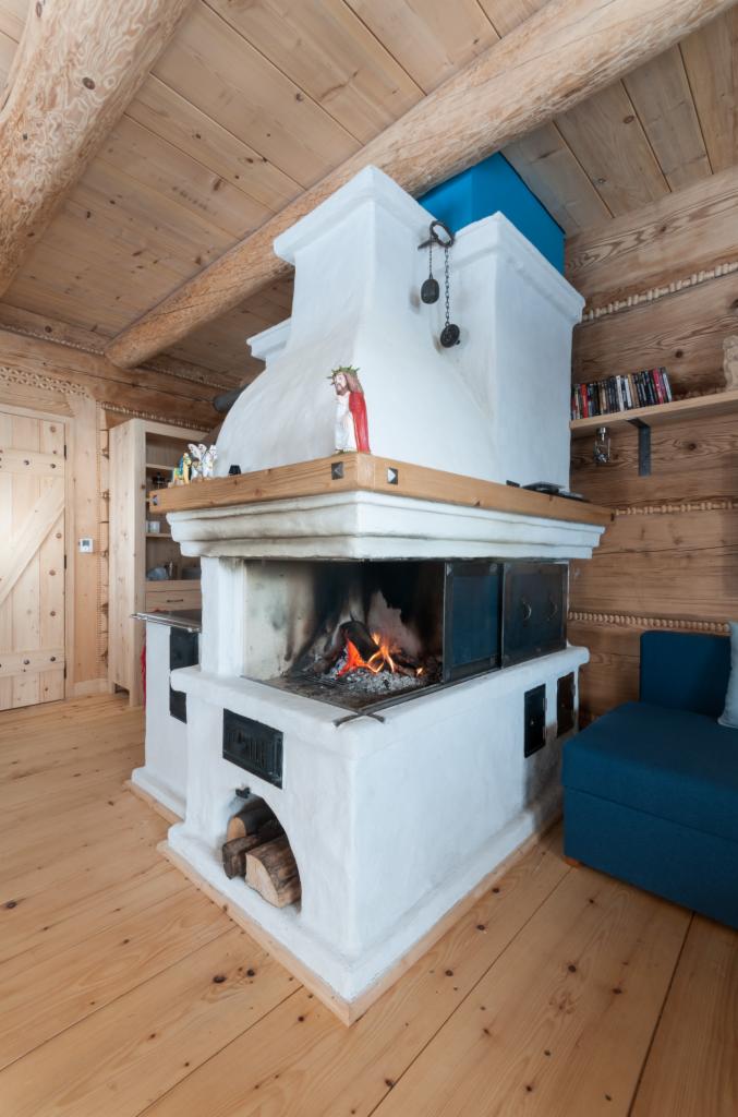 Piec kuchenny i palenisko otwarte w górskiej chacie