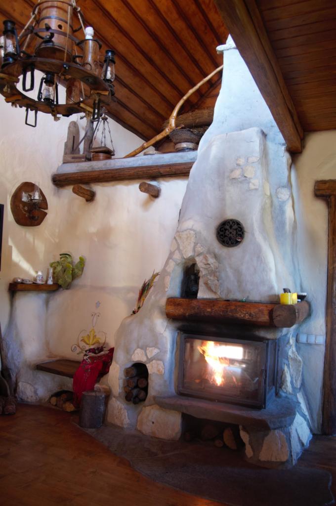 Kominek tynkowany, autorski projekt w górskim, bajecznym domku