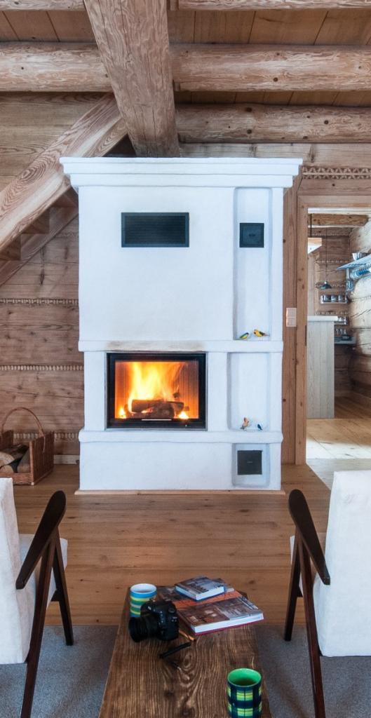 Kominek KOMBI. Akumuluje ciepło w szamocie na 12 godzin,