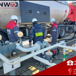 P.H.U. DANWOJ - Trzech mężczyzn w kaskach i kombinezonach roboczych przy cysternie samochodowej, podłączonej do instalacji rurociągowej z zaworami i manometrami podczas szkolenia.