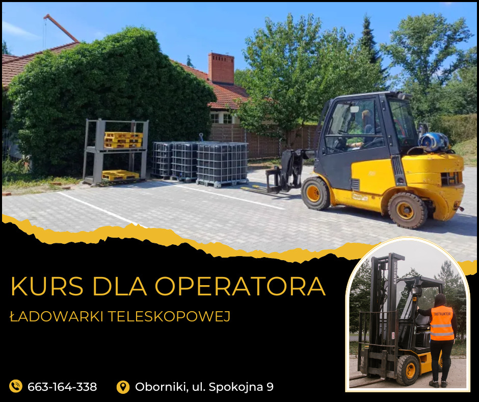 Żółty wózek widłowy na placu manewrowym, obok palet i metalowych kontenerów, w tle budynek z czerwoną dachówką i zielenią. Dolna część zdjęcia zawiera informacje o kursie dla operatora ładowarki...