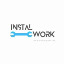 Logo firmy hydraulicznej 'INSTALWORK' z kluczem francuskim zamiast litery 'L' i napisem 'USŁUGI HYDRAULICZNE' poniżej.