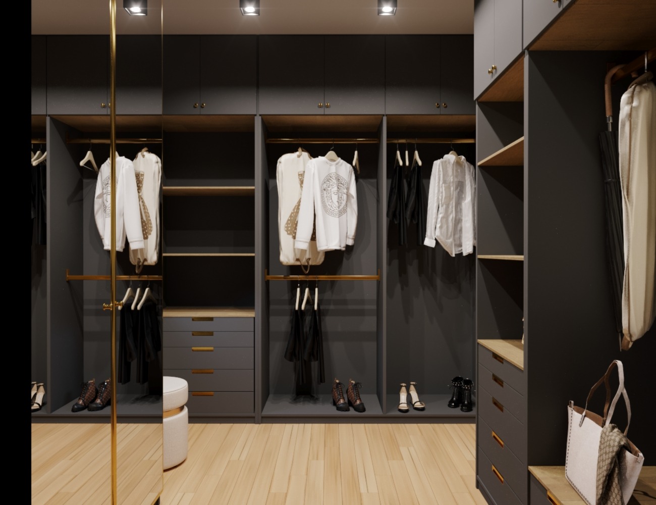 Szara garderoba z drewnianymi półkami i złotymi akcentami, oświetlenie punktowe, widoczne ubrania na wieszakach, buty na podłodze i torebka na półce.