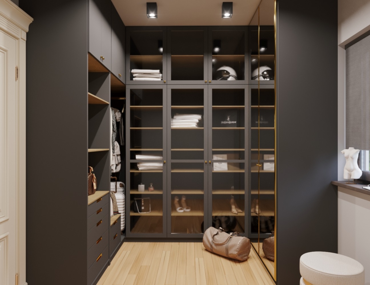 Nowoczesna garderoba z szarymi szafami, przeszklonymi drzwiami i drewnianymi półkami, oświetlona punktowo, z torebką podróżną na podłodze i dekoracyjną figurką na parapecie.